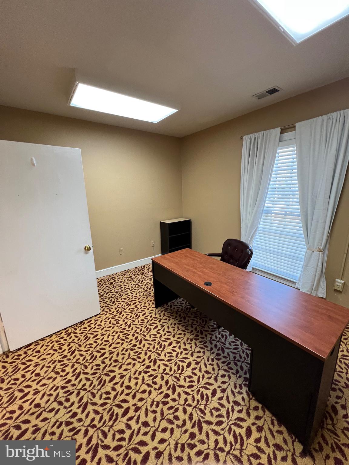 MANCHESTER - Commercial Lease