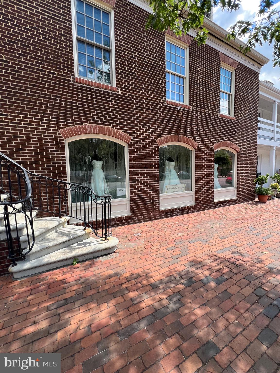 MANCHESTER - Commercial Lease