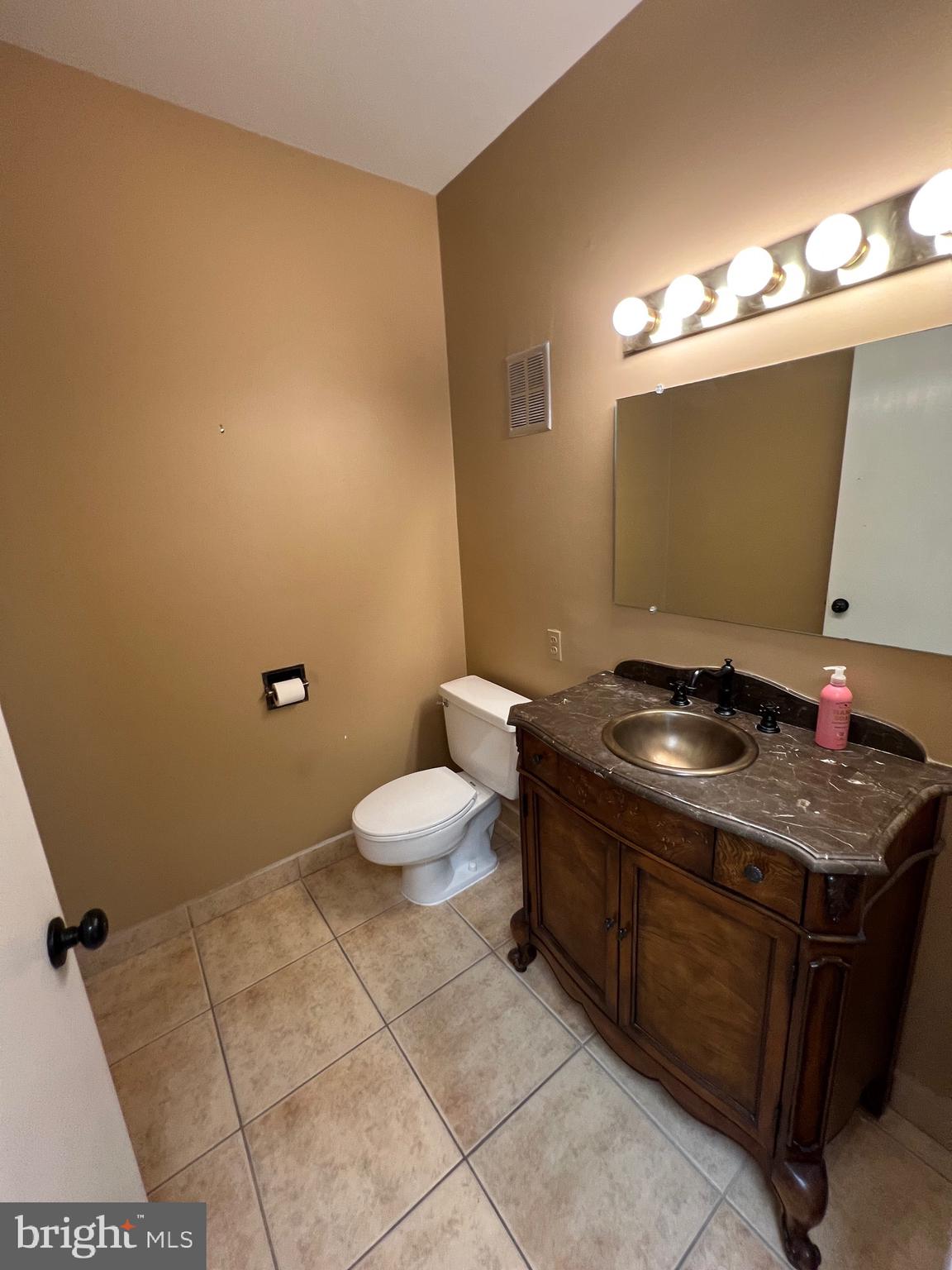 MANCHESTER - Commercial Lease