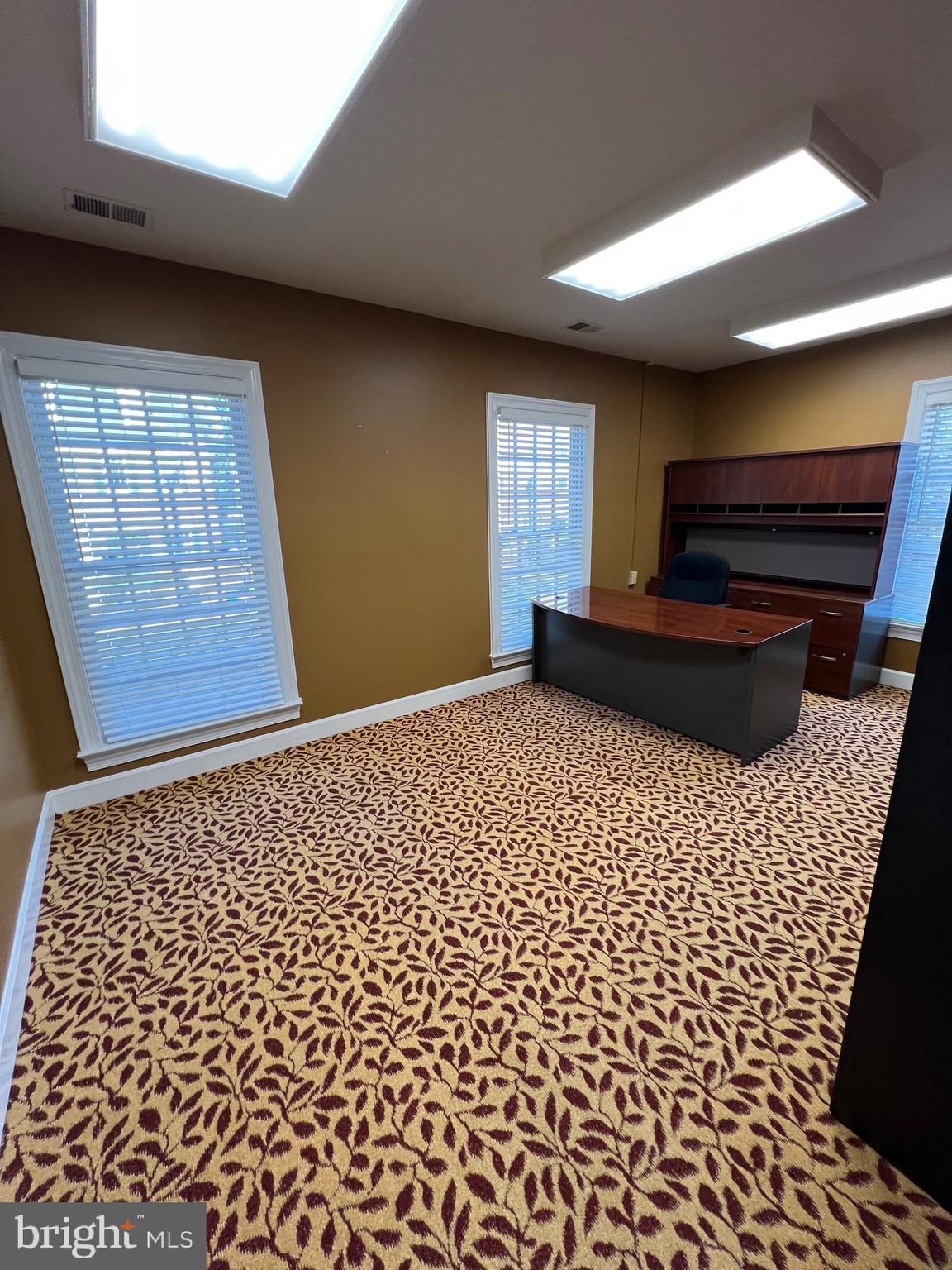 MANCHESTER - Commercial Lease