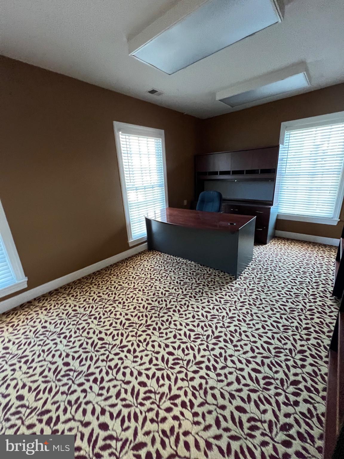 MANCHESTER - Commercial Lease