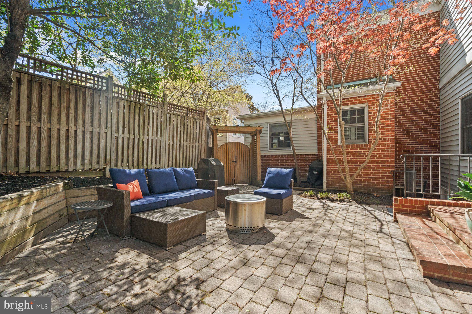 OVER LEE KNOLLS - Residential