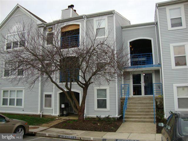 Annapolis Overlook - Ground Floor Unit. 2BR/2BA unit has w-t-w carpet. Large Kitchen/dining/family room combo w/fireplace. 2 Master Suites each with bathroom and large closet has pool views. Community is centrally located in Annapolis, near downtown and Quiet Waters Park. Tenant is responsible for electric and water/sewer. Available 2/7. Pets are case by case. Schedule a showing on MRIS.