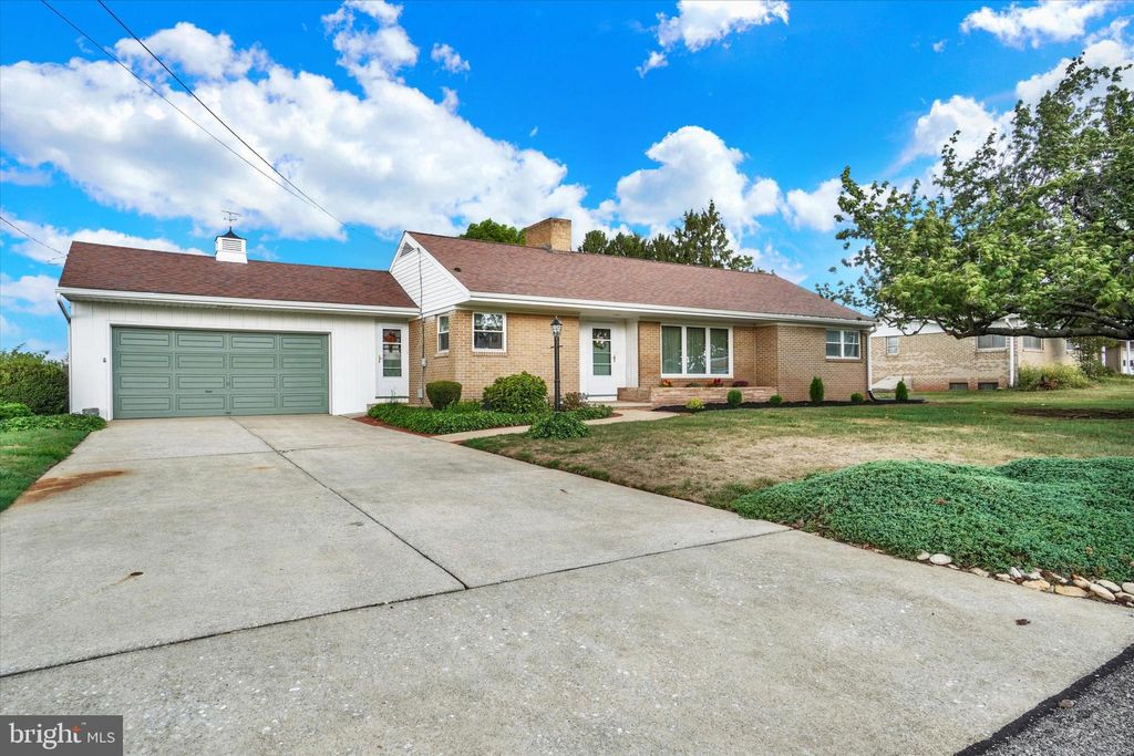 Photo of 2455 Beeler Avenue, YORK, PA 17408 (MLS # PAYK2090774)