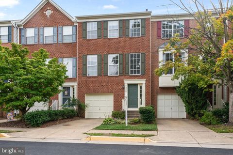 Townhouse For Rent - 2456 Covered Wagon Court<br/> HERNDON, VA 20171