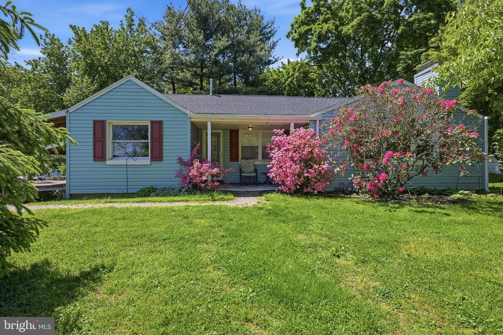 Photo of 330 Cedar Lane, MOUNT JOY TWP, PA 17552 (MLS # PALA2087952)