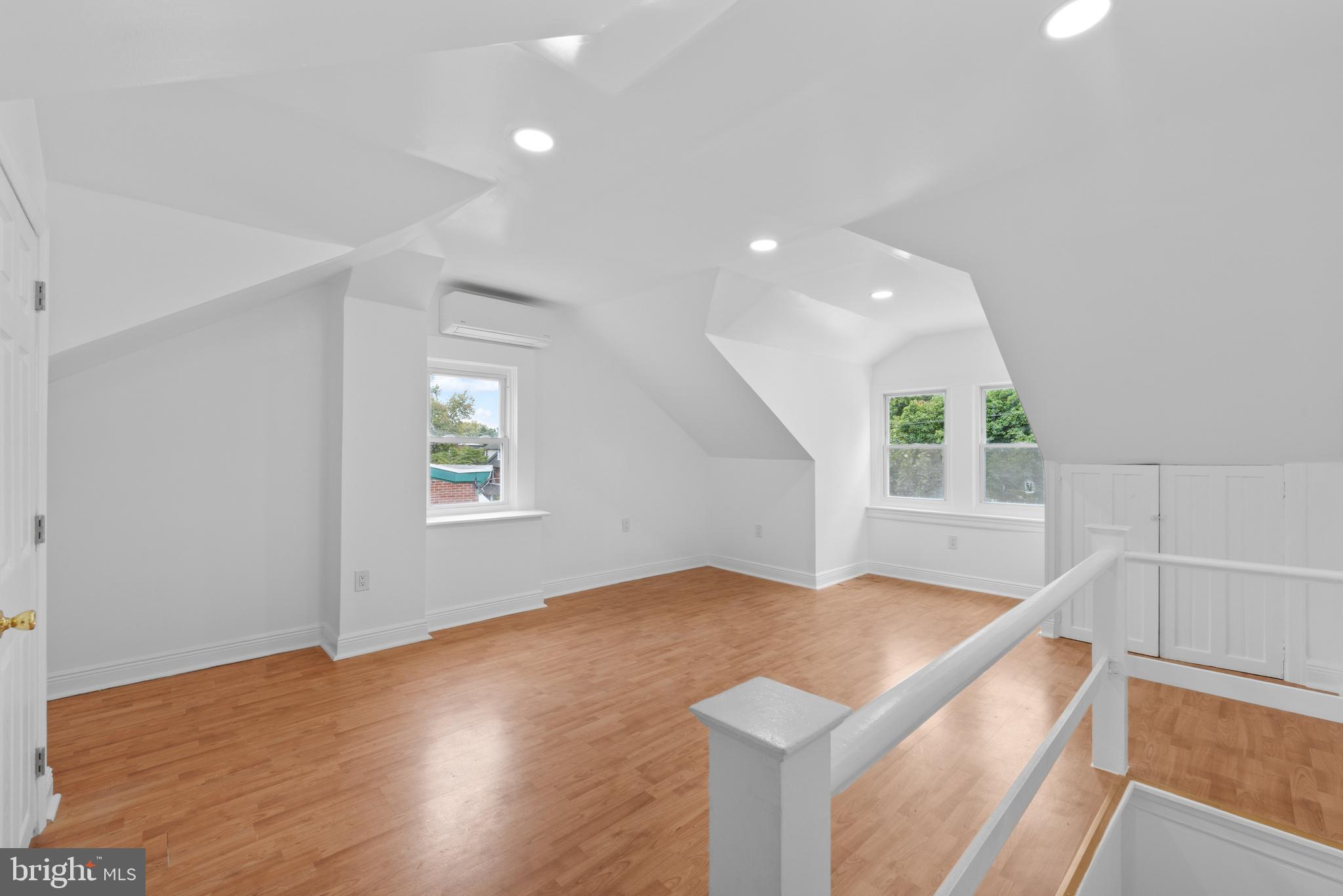 CRESCENTVILLE - Residential