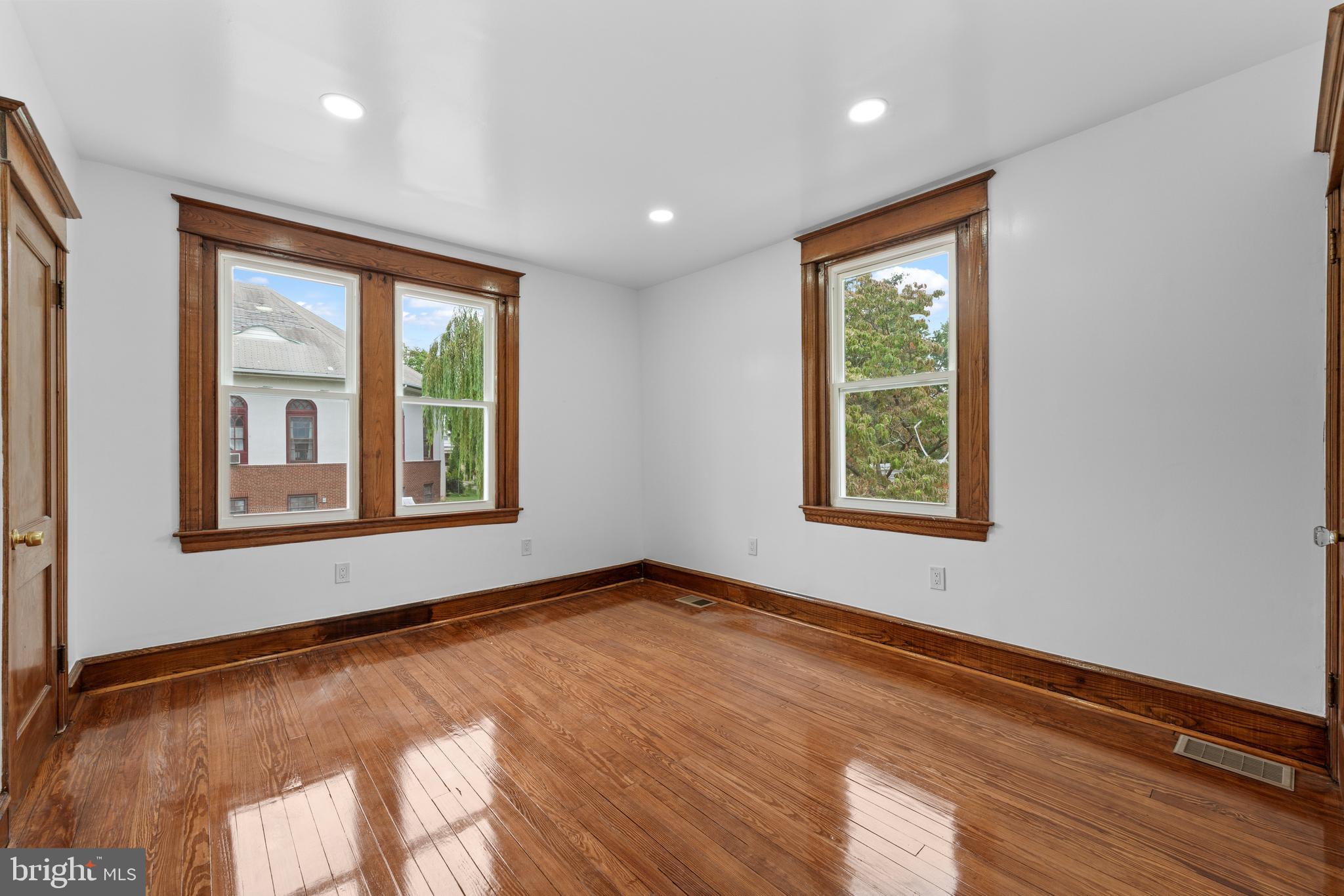 CRESCENTVILLE - Residential