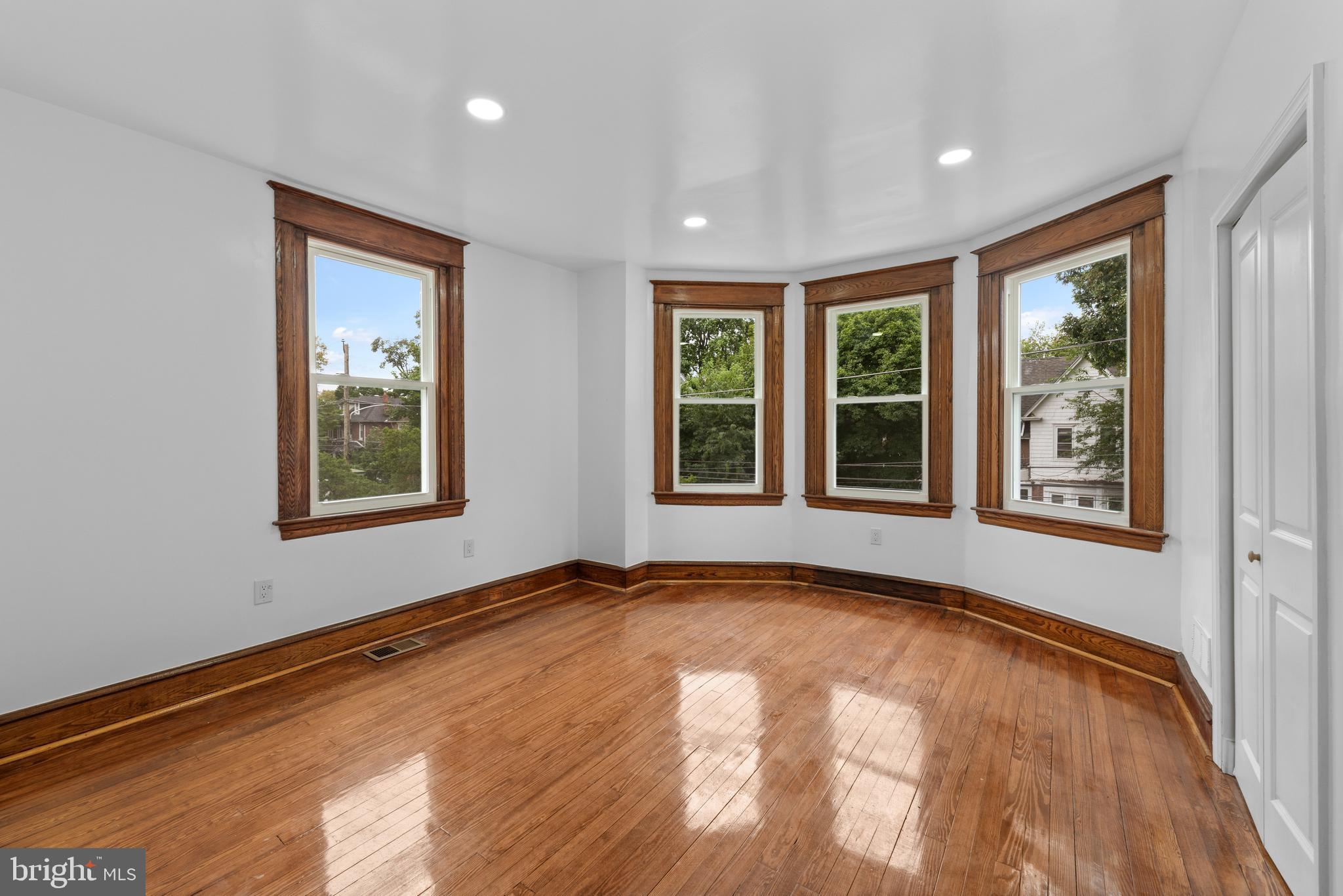 CRESCENTVILLE - Residential