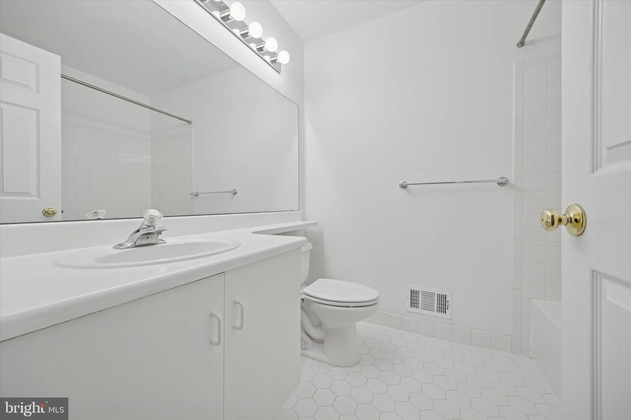 Pennington, New Jersey 08534, United States, 3 Bedrooms Bedrooms, ,3 BathroomsBathrooms,Residential,Active,207034