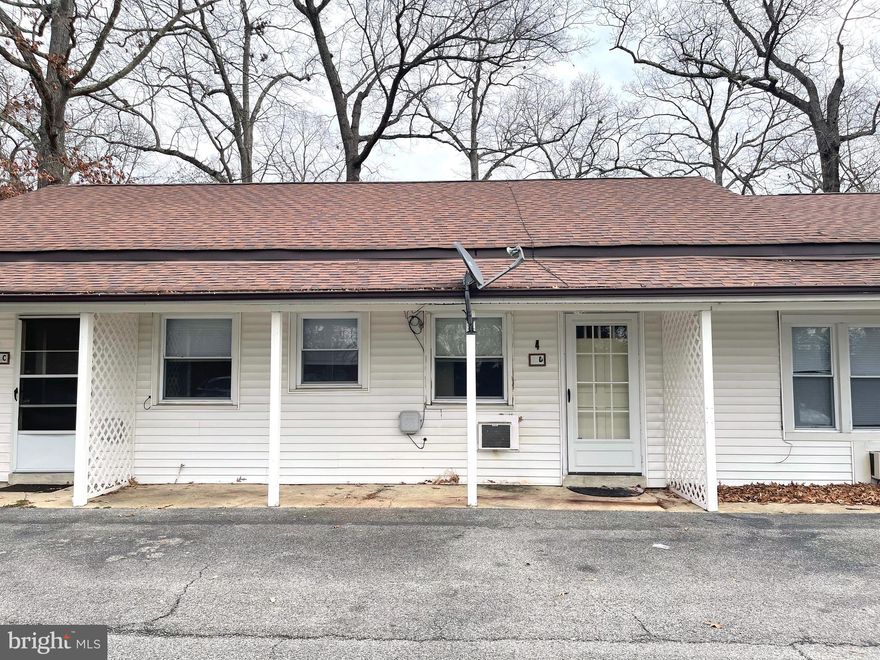 1BR 1FB apartment in Forest Knolls Apartment complex.   Monthly rent is $975 rent + $150 utility fee covering electric, water, sewer, propane and dumpster use paid directly to Property Manager with rent for a total monthly payment of $1,125.   Covered front porch entry area.  Unit is FIOS ready.  Common laundry area with washer/dryer shared between five apartments.  Close to Waldorf amenities.  Small pets considered case-by-case basis.