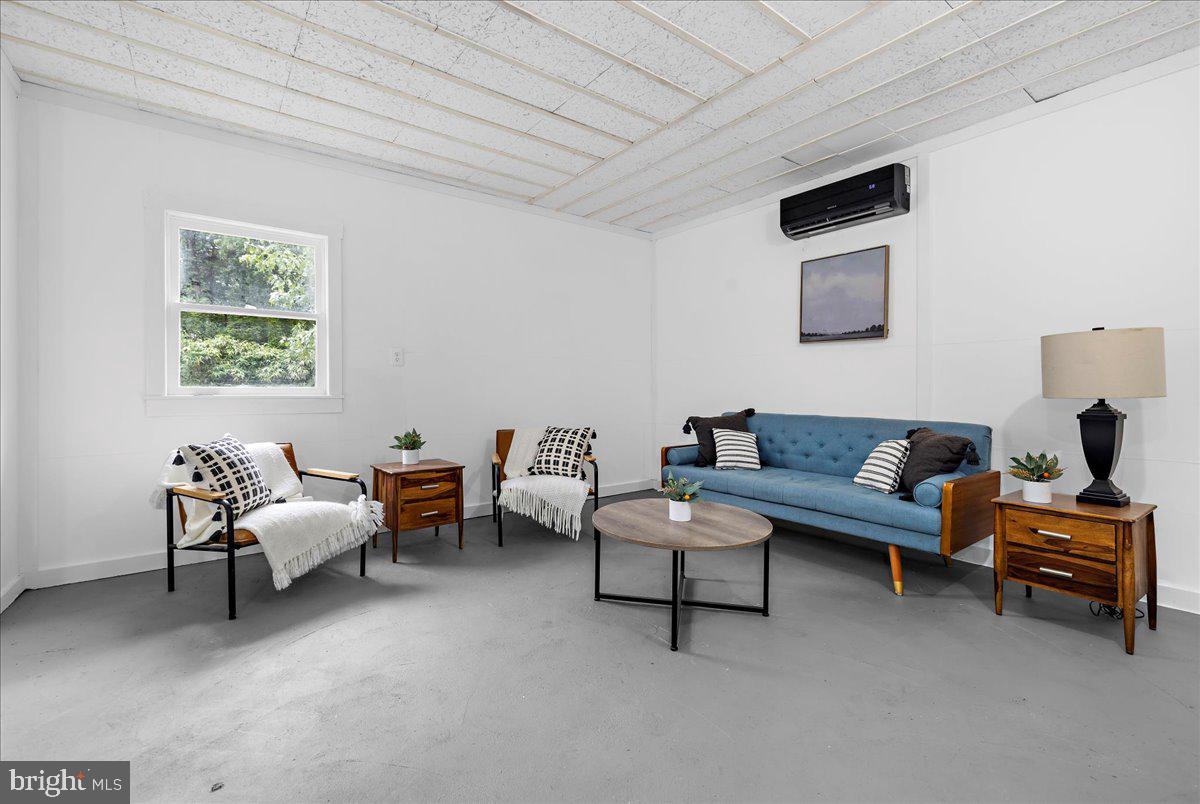 LAUREL ACRES - Residential