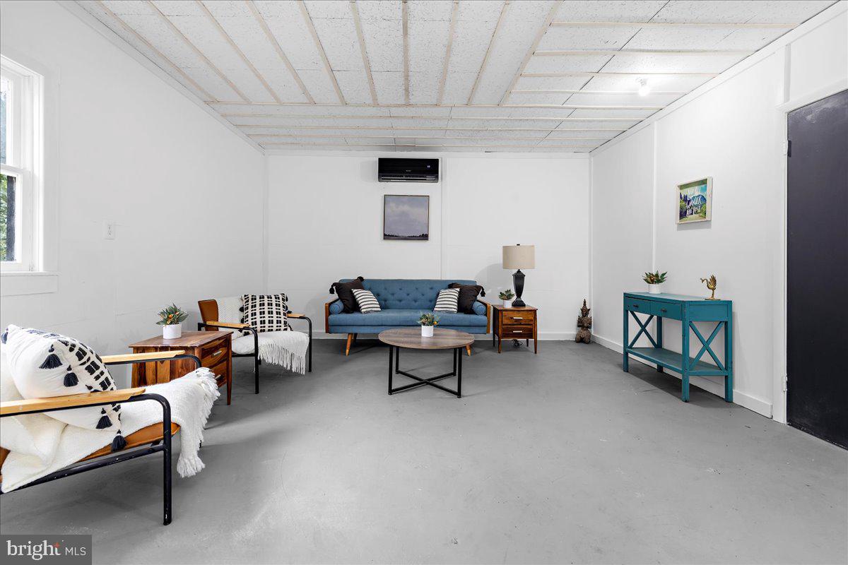 LAUREL ACRES - Residential