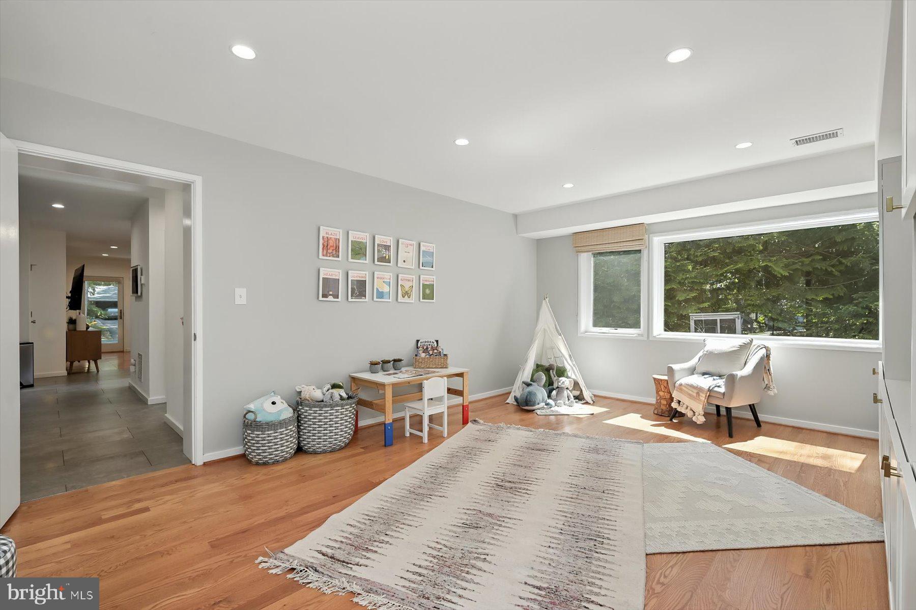 CARDEROCK SPRINGS - Residential