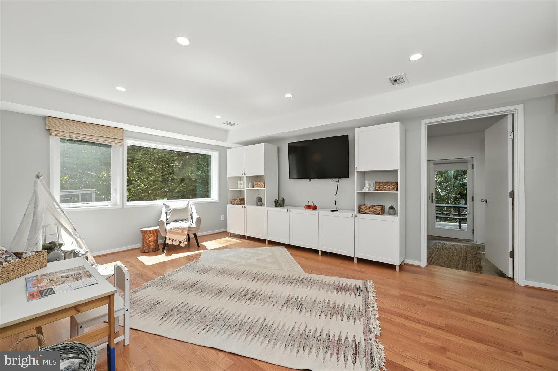 CARDEROCK SPRINGS - Residential