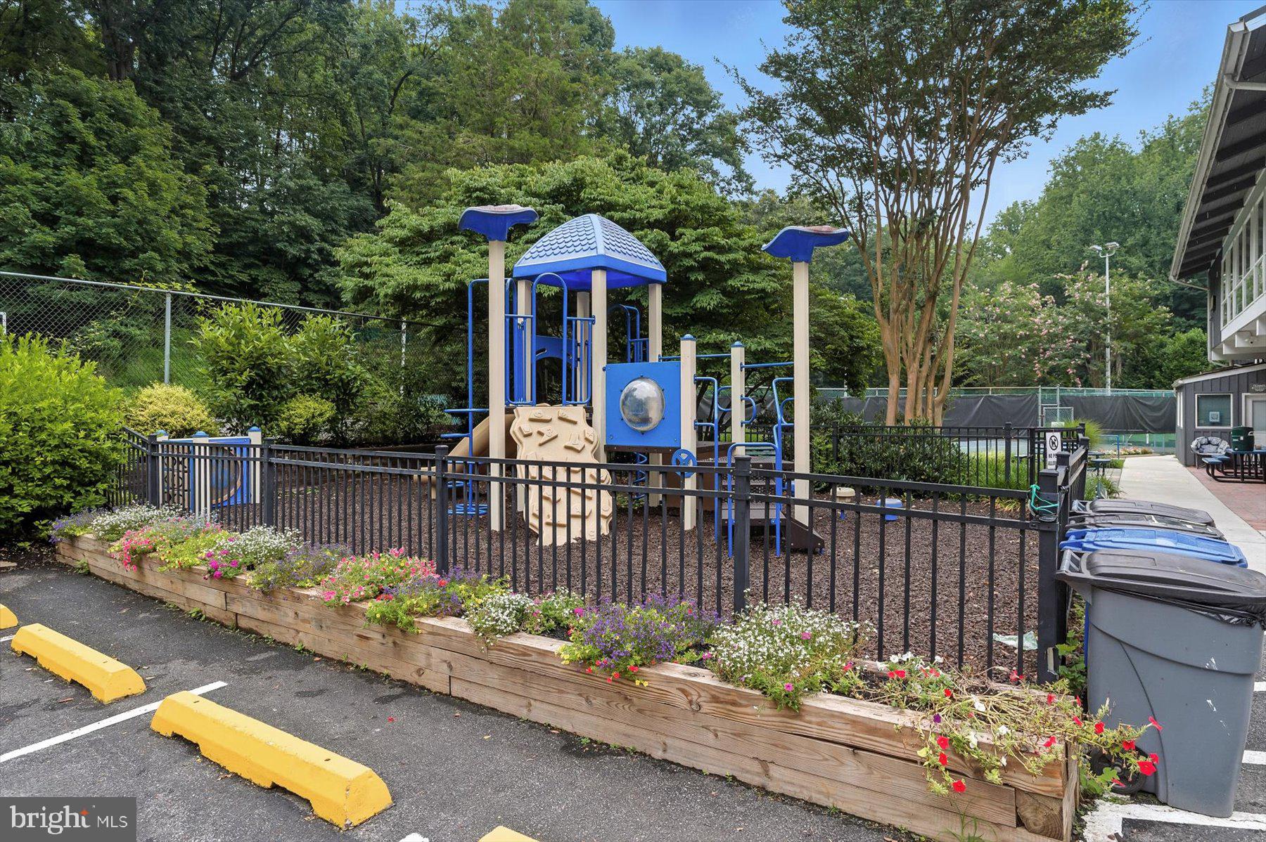 CARDEROCK SPRINGS - Residential