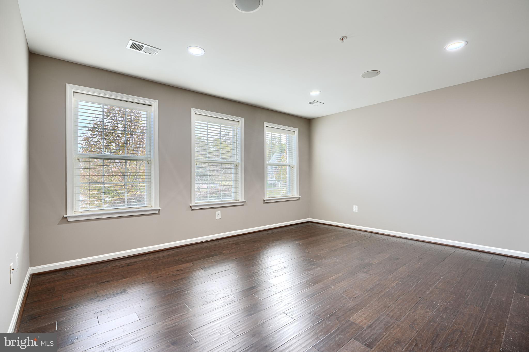 ROCKLAND AT ROGERS - Residential Lease