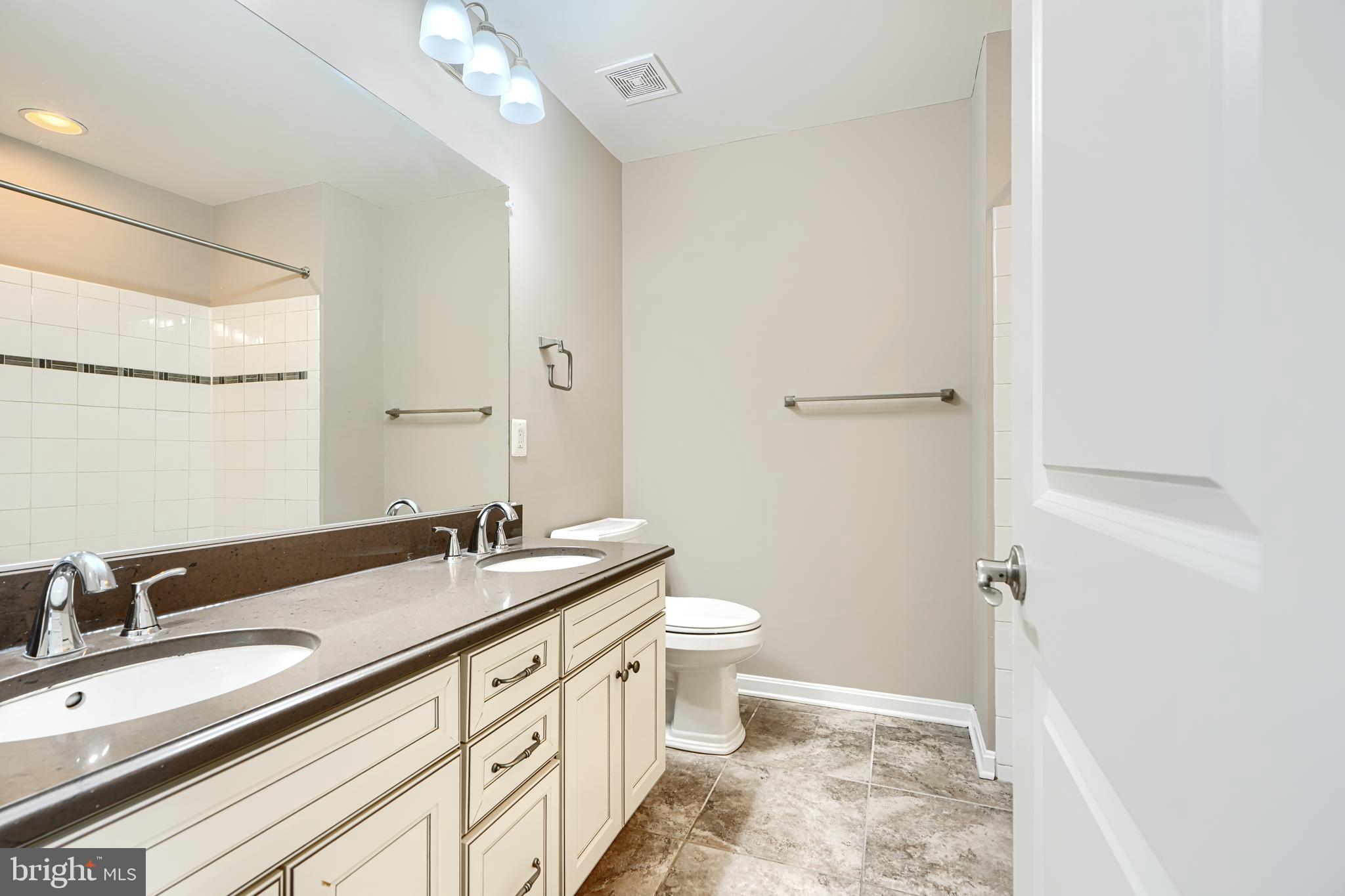 ROCKLAND AT ROGERS - Residential Lease