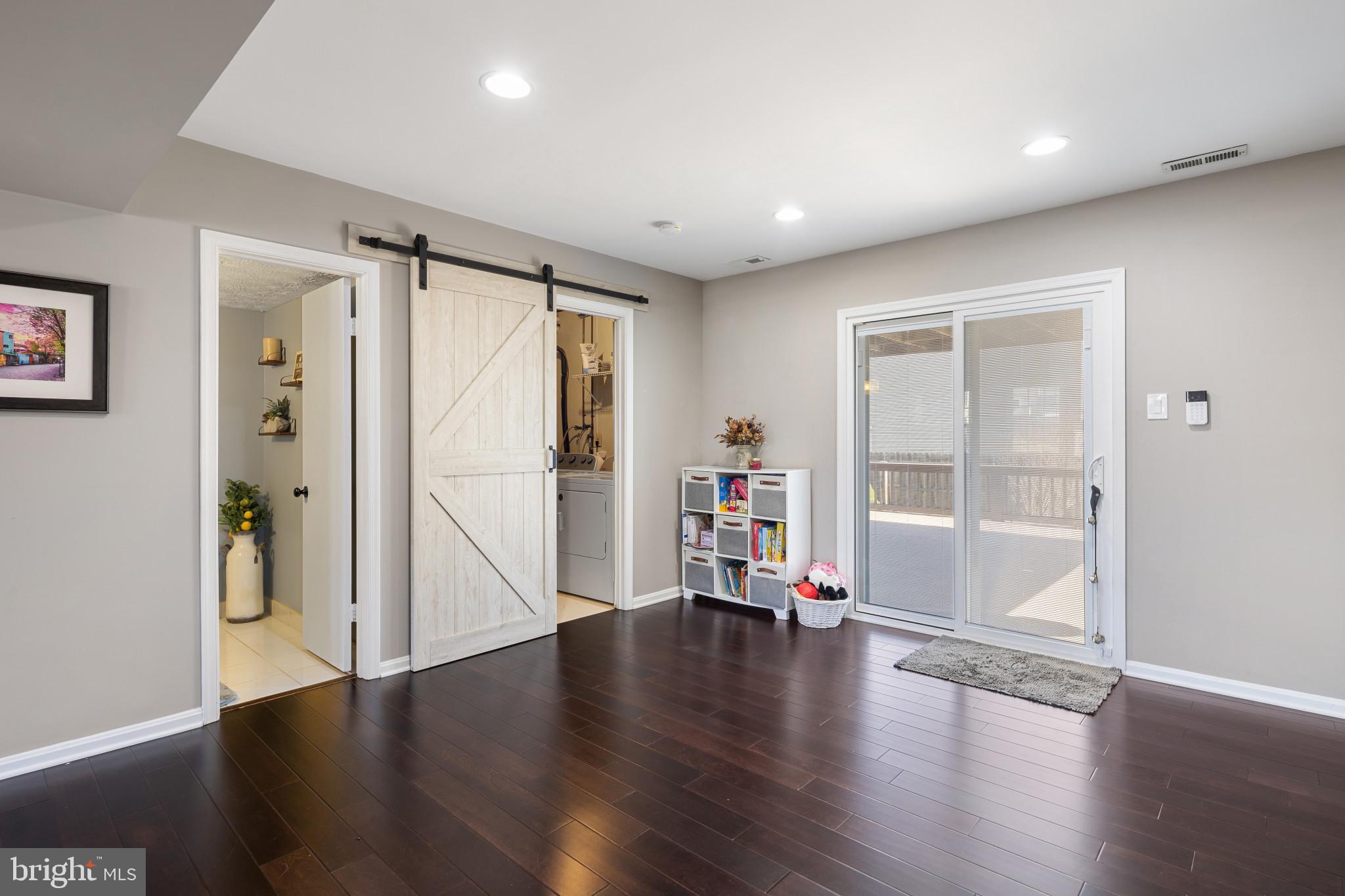 SEVEN COURTS - Residential