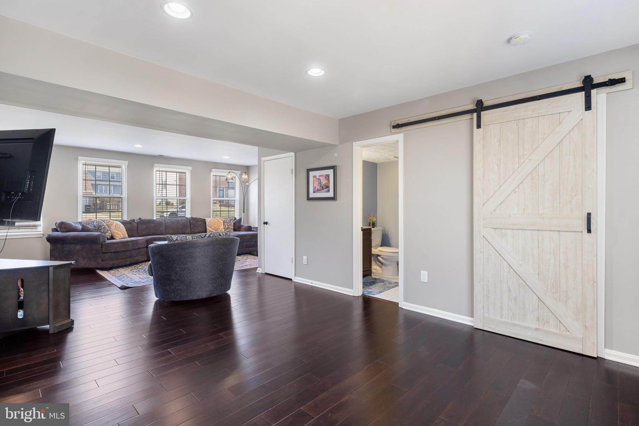 SEVEN COURTS - Residential