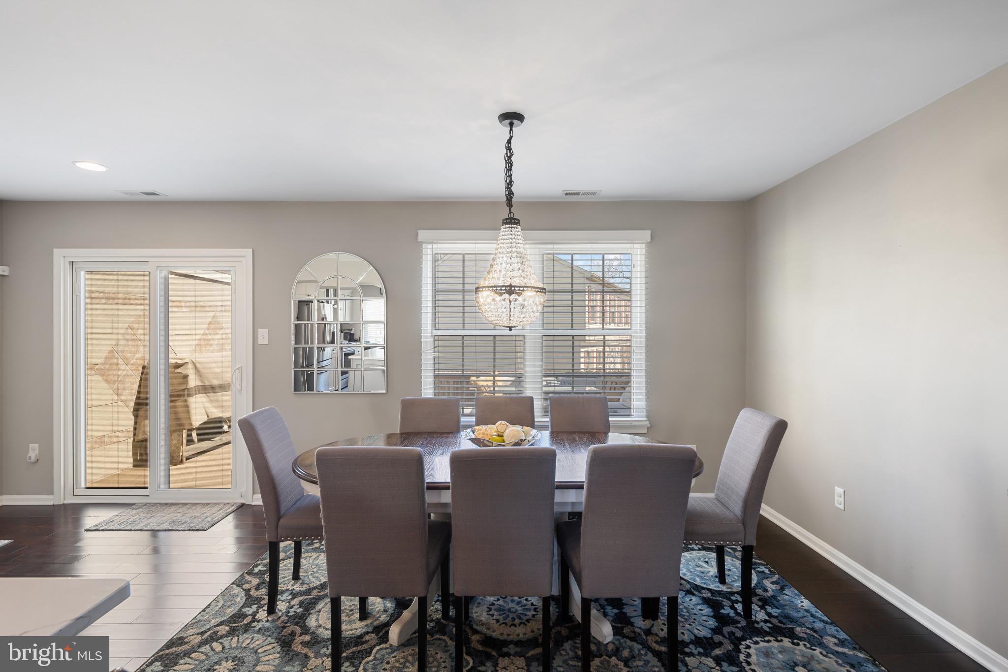 SEVEN COURTS - Residential