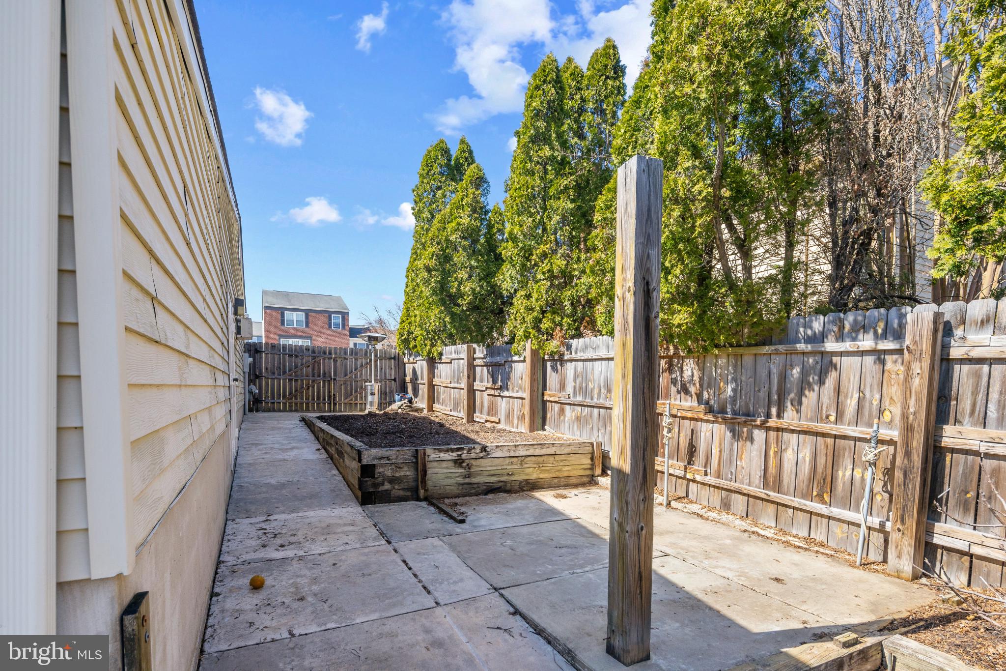 SEVEN COURTS - Residential