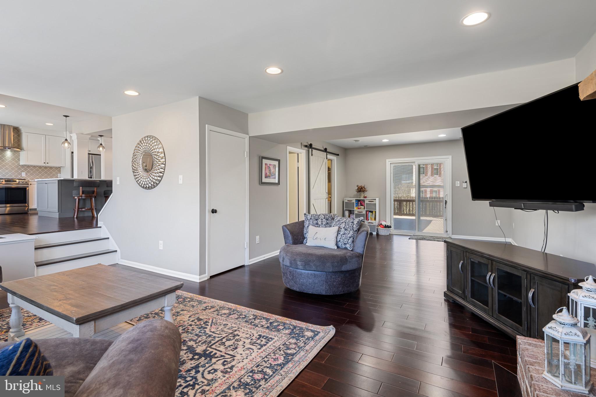 SEVEN COURTS - Residential