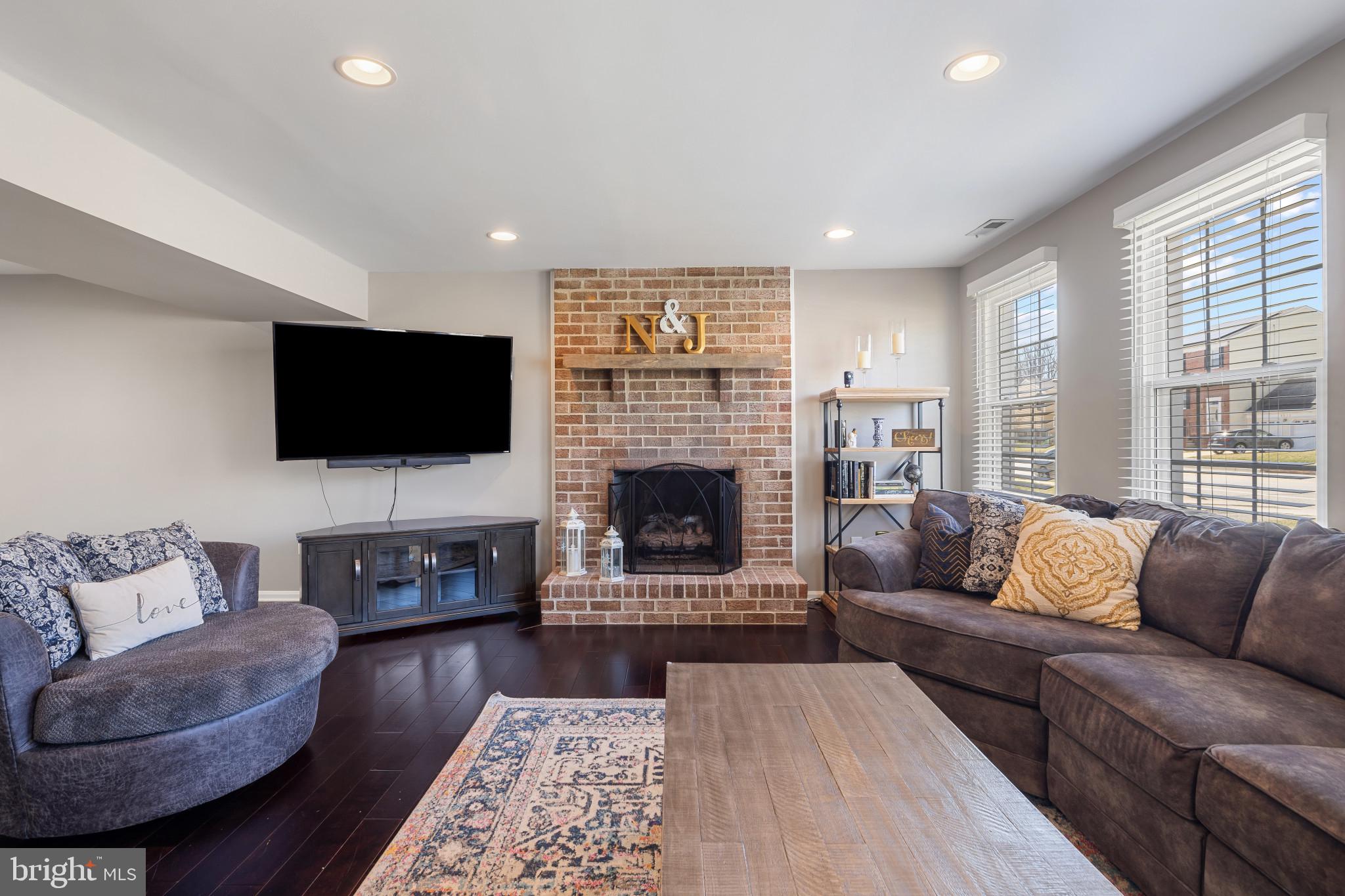 SEVEN COURTS - Residential