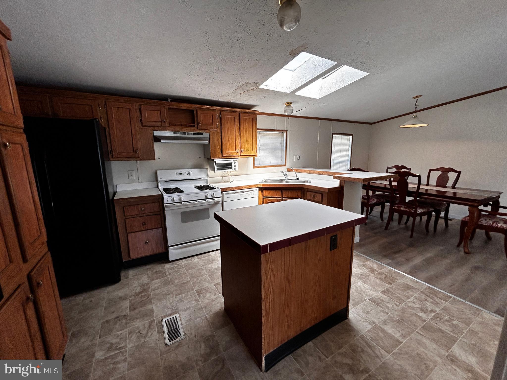 REGENCY LAKES - Residential