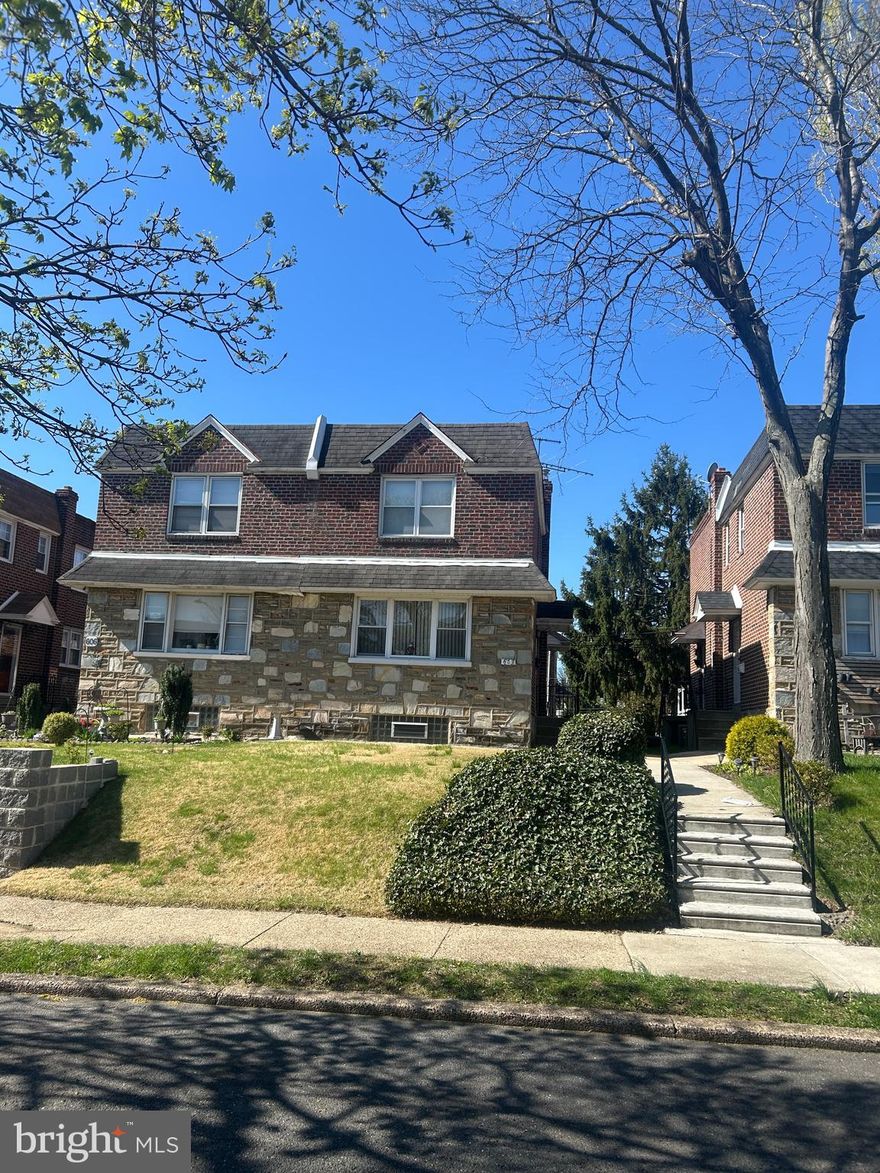 This 3-bedroom, 1.5-bathroom, 1,304 sq. ft. home is ready for your vision! Needs work but has great potential for a fix-and-flip or rental property. 

CASH/HARD MONEY ONLY
Sold AS-IS

Please do not just show up or approach property without a confirmed appointment