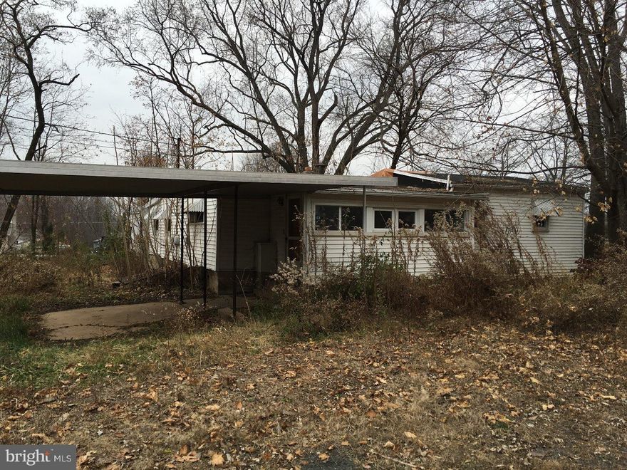 Exeter single for under 20k!  With a little vision and some elbow grease, this could be home sweet home.  Property being sold as is, no SDS, corporate addendums apply.  Buyer is responsible for any municipal inspections/repairs as required. Don't miss this opportunity, call today!