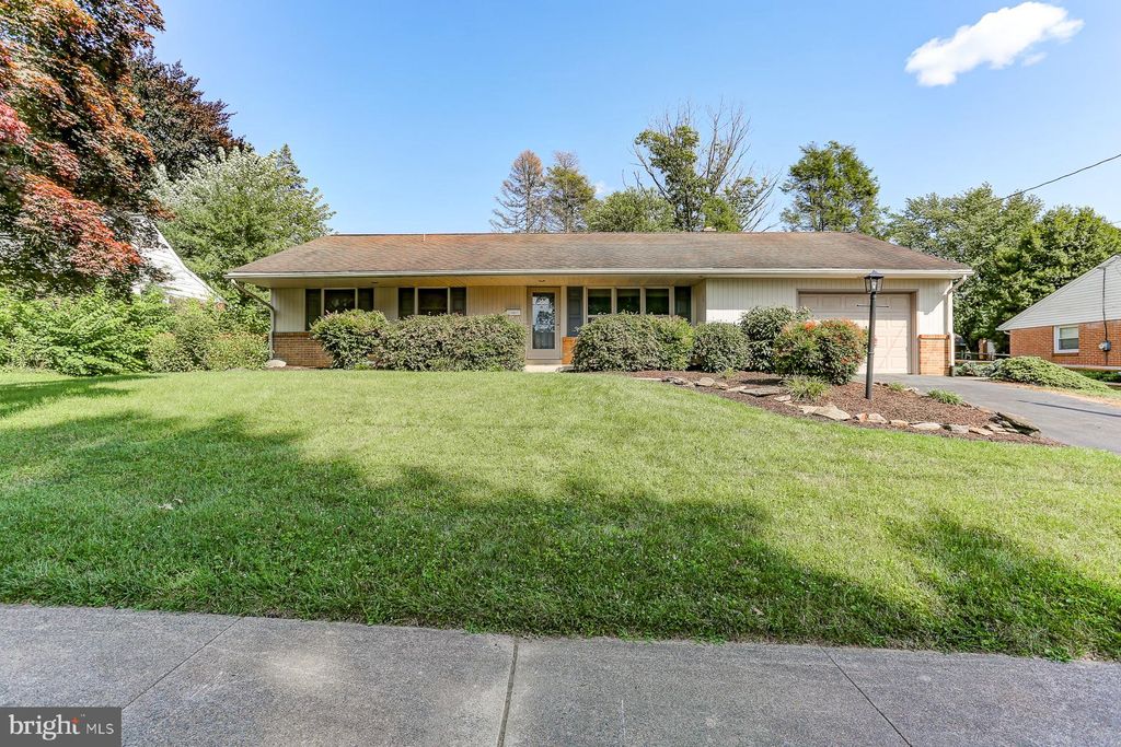 Photo of 412 MANOR VIEW DR, MILLERSVILLE, PA 17551 (MLS # PALA2038714)