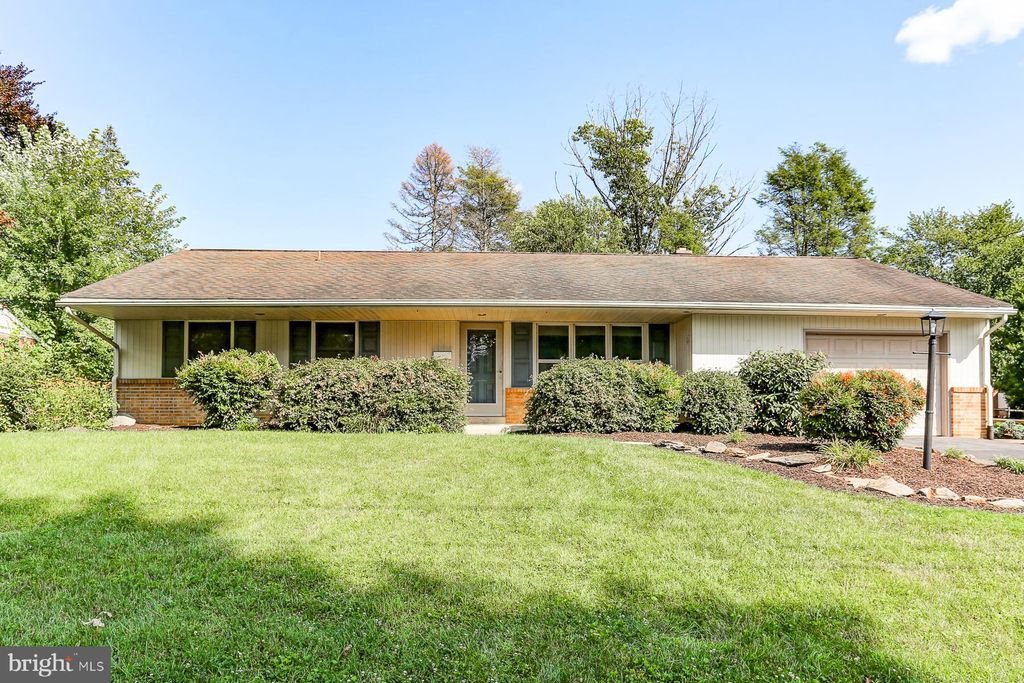 Photo of 412 MANOR VIEW DR, MILLERSVILLE, PA 17551 (MLS # PALA2038714)