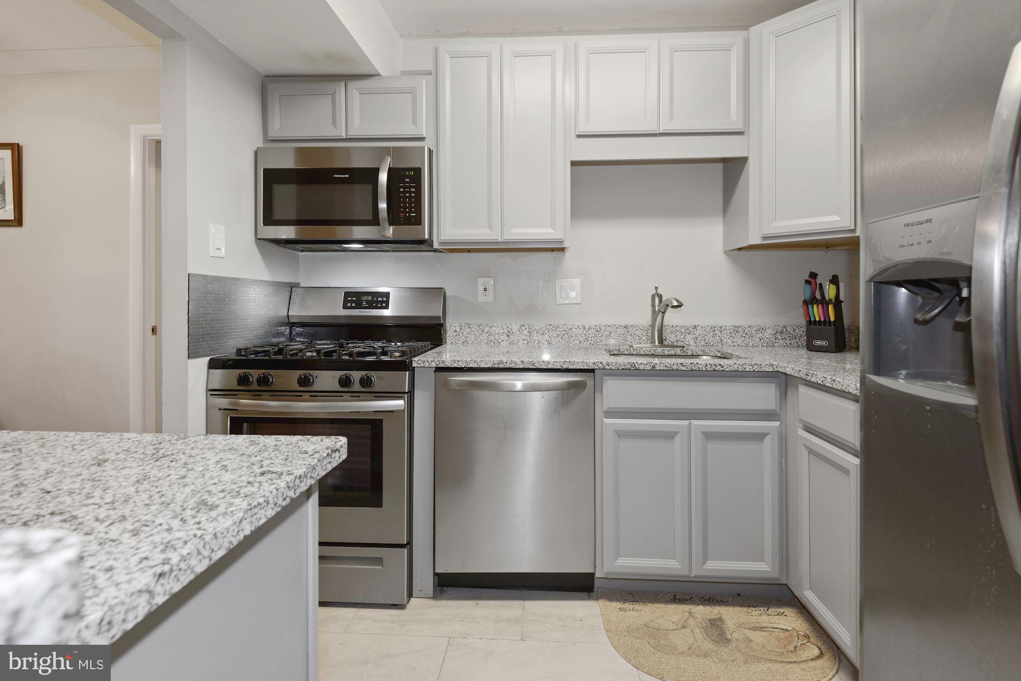 COUNTRY CLUB GREEN - Residential Lease