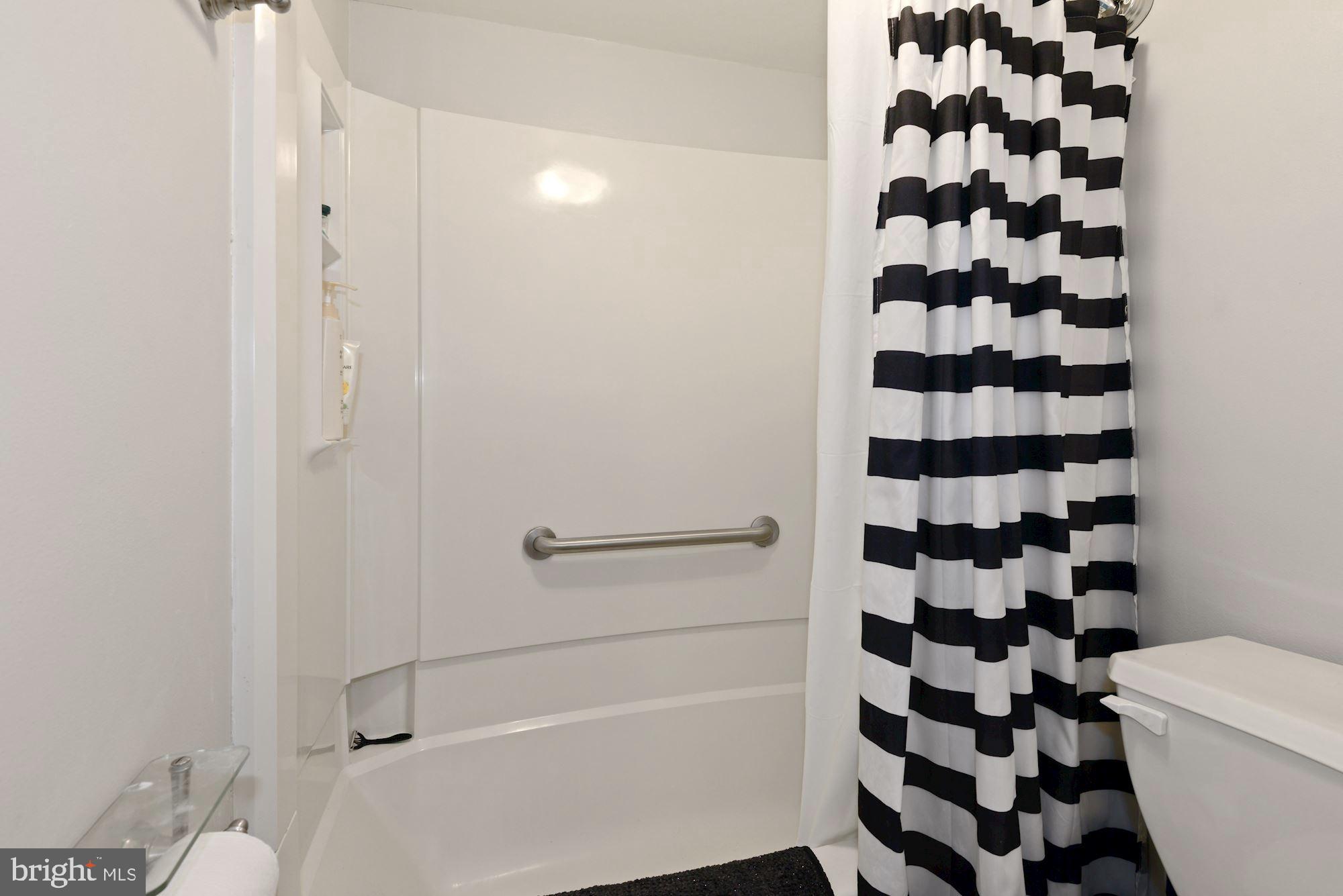 COUNTRY CLUB GREEN - Residential Lease