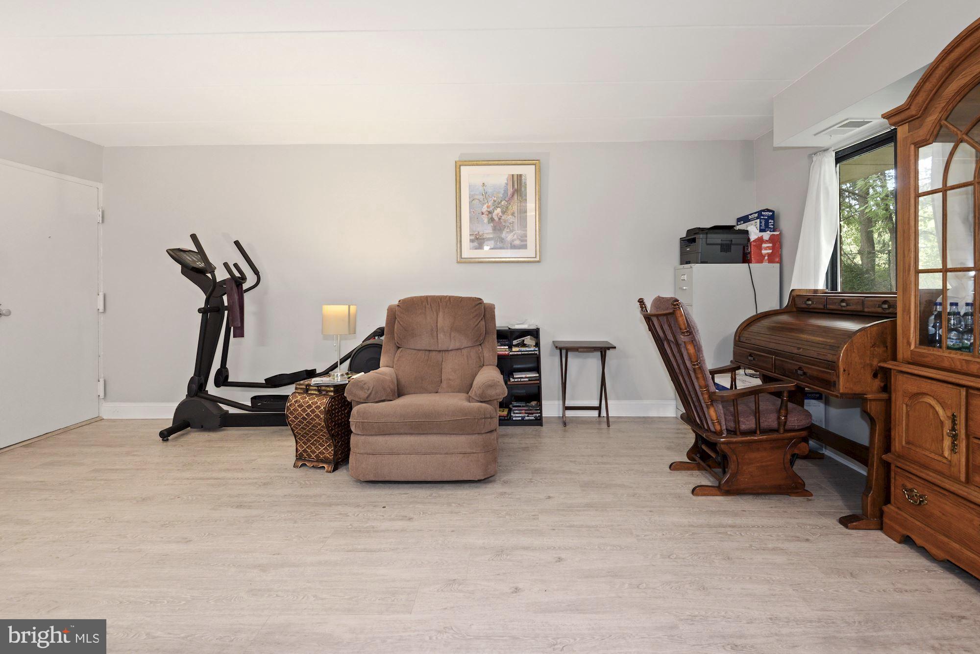 COUNTRY CLUB GREEN - Residential Lease