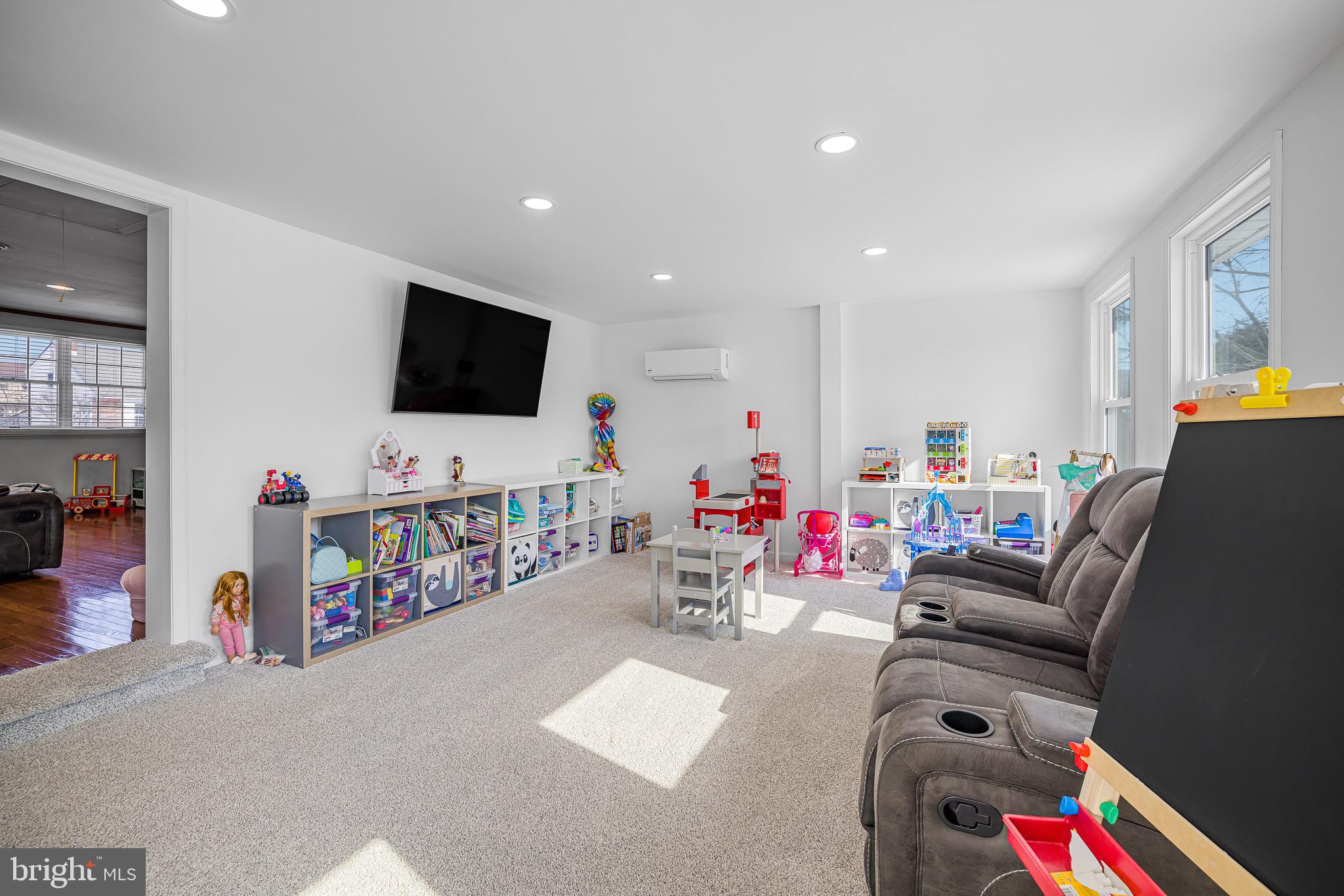 COLONIAL WOODS - Residential