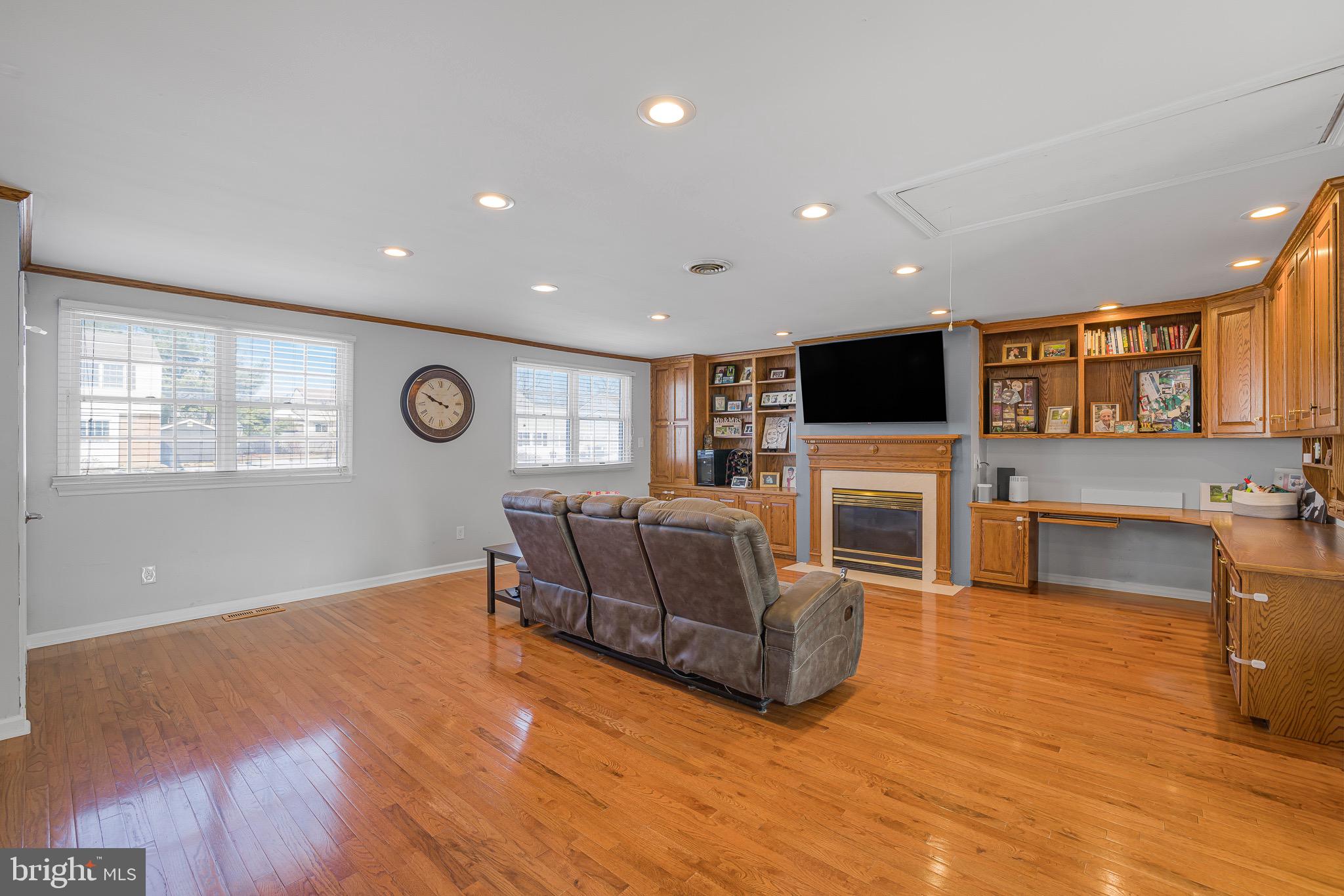 COLONIAL WOODS - Residential