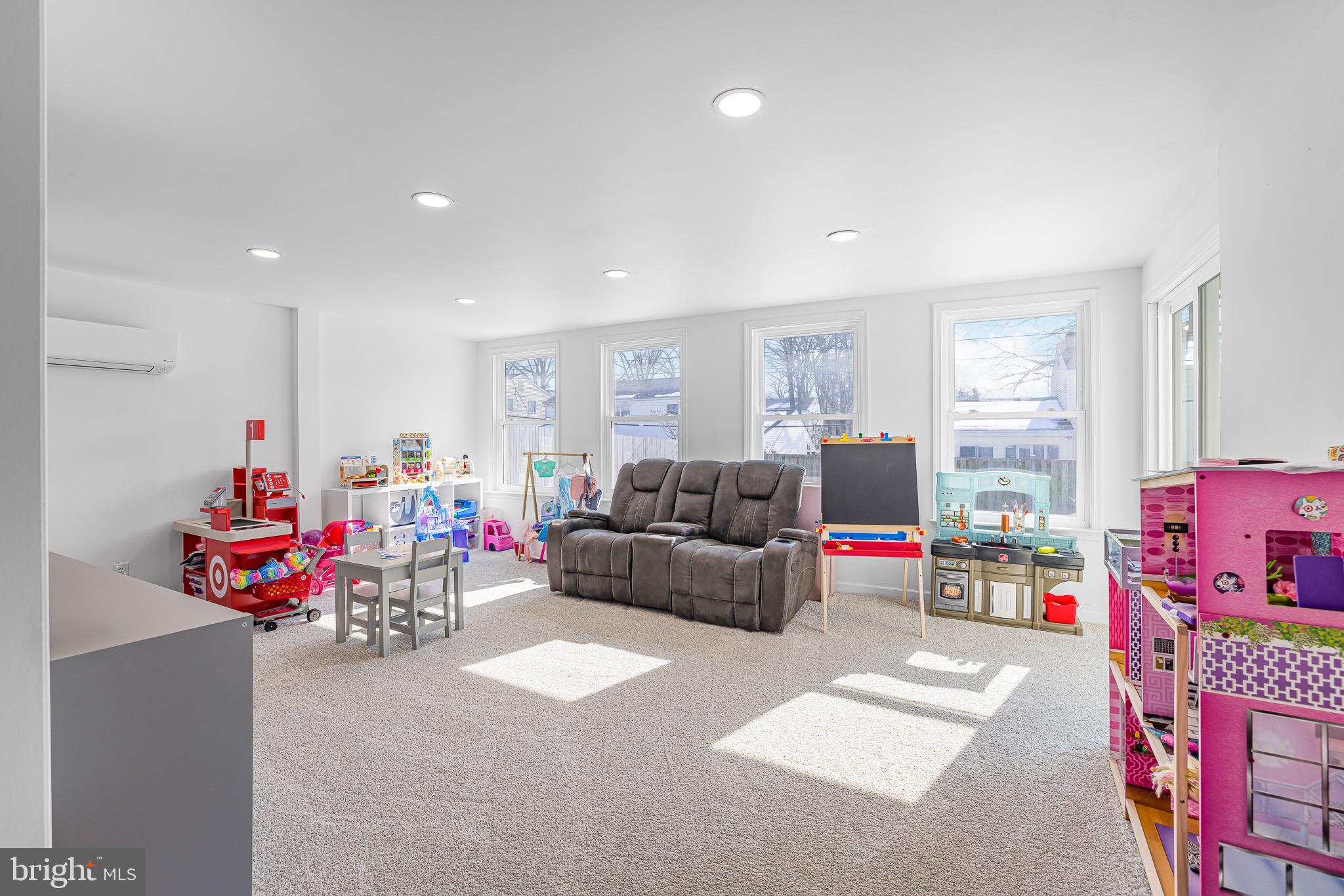 COLONIAL WOODS - Residential