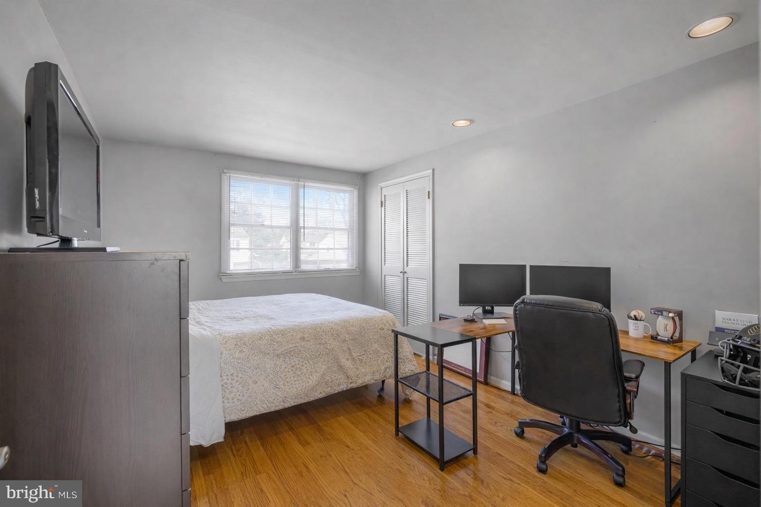 COLONIAL WOODS - Residential