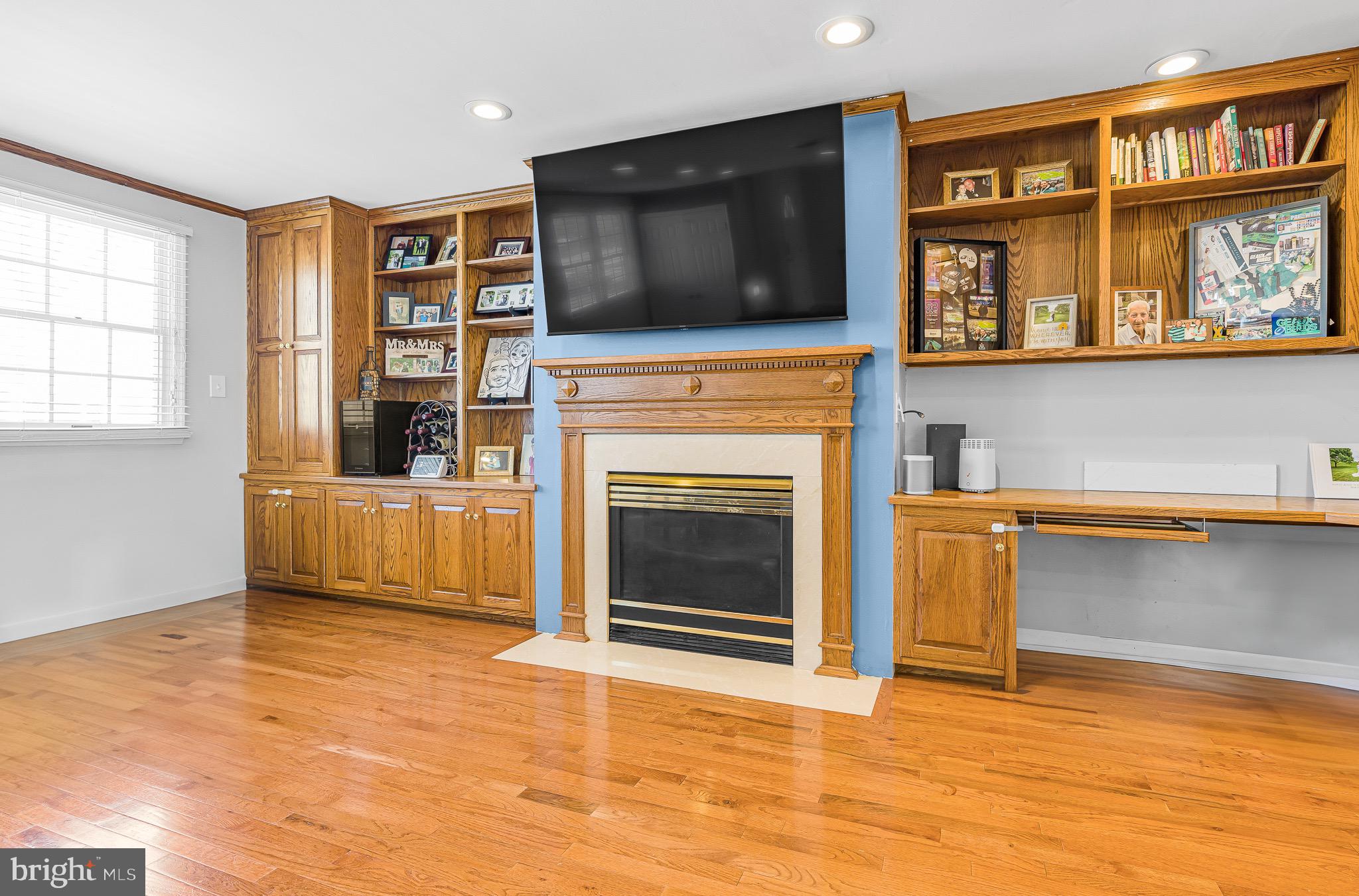 COLONIAL WOODS - Residential