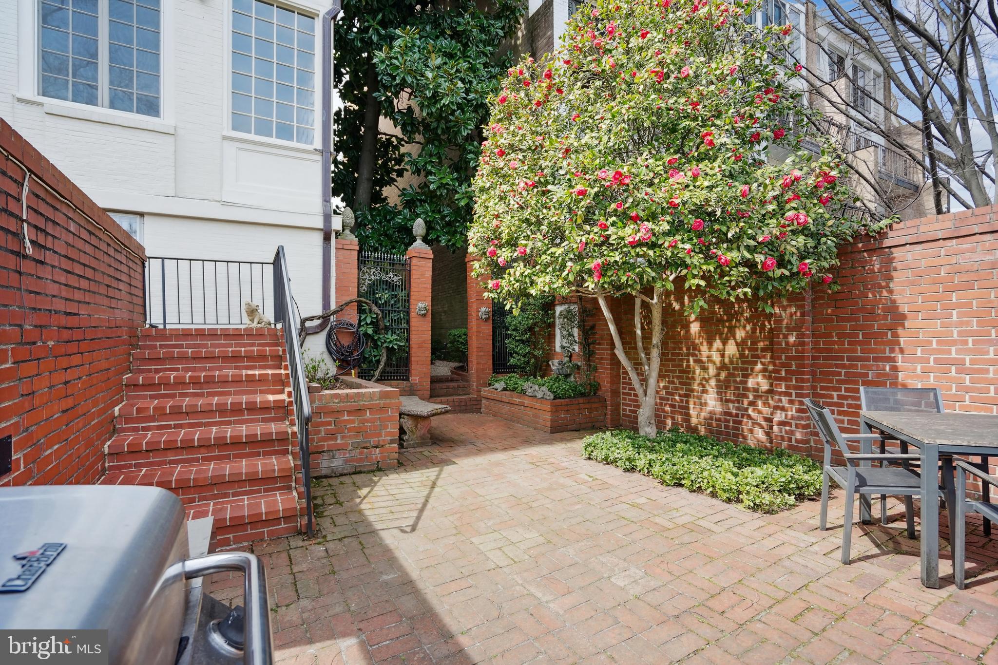 WOODLEY PARK - Residential