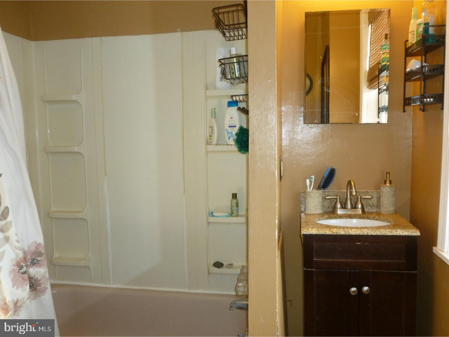 EAST FALLS - Residential Lease