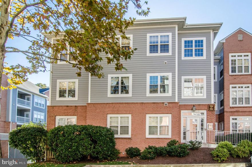 GORGEOUS MAIN LEVEL ONE BEDROOM CONDO W/SUNROOM IN ELEVATOR BUILDING W/UNDERGROUND PARKING. NO STEPS! GATED COMMUNITY. SHORT DISTANCE TO SHOPPING & POOL. SECURE BUILDING WITH INTERCOM. FEATURES: KIT W/BREAKFAST-BAR & NEWER FLOORING, FORMAL DINING RM W/TRAY CEILING, SPACIOUS ROOMS, BRIGHT LR, BALCONY OFF SUNROOM & MBR. , CEILING FANS. WASHER/DRYER IN UNIT. NO PETS. PREVIOUS MODEL! OVERLOOKS WOODS.