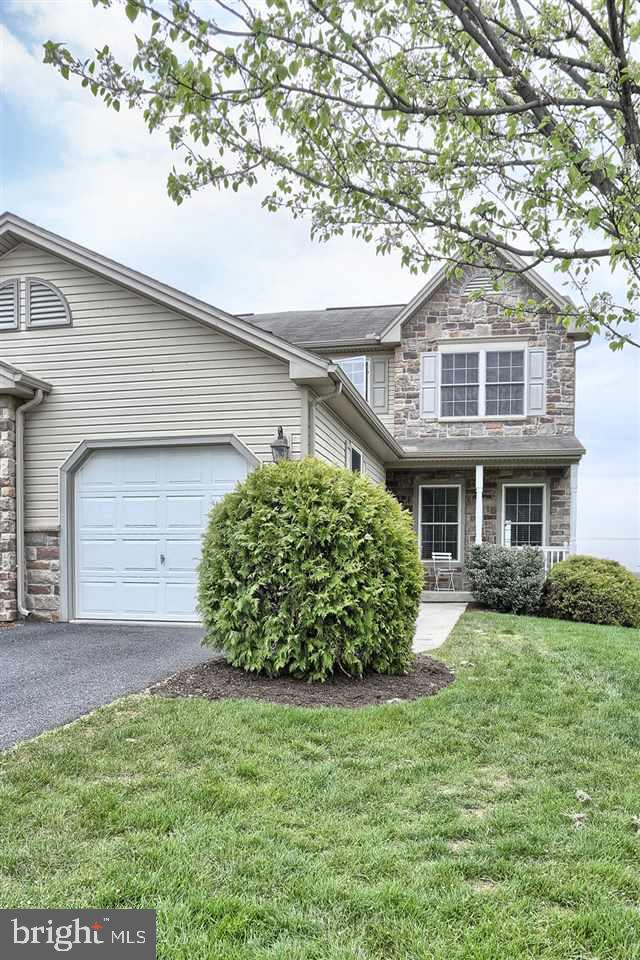 Quality built by Fine Line Homes, this end-unit townhome w/stone-front accent is sure to please! Great floor plan & flow. Extra side windows add an abundance of light. Generously-sized Kitchen w/corner sink, granite-topped island & large pantry. Spacious En Suite w/vaulted ceiling offers private bath & walk-in closet. Relaxing covered deck. Multi-functional Basement is the perfect place for Play Area, Exercise space, Workshop or added storage. Low HOA fee. All appl. convey ? just waiting for you! See today!