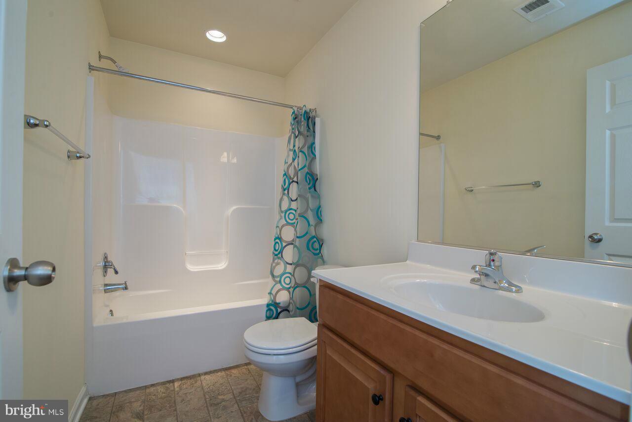 LAKELAND PLACE - Residential Lease