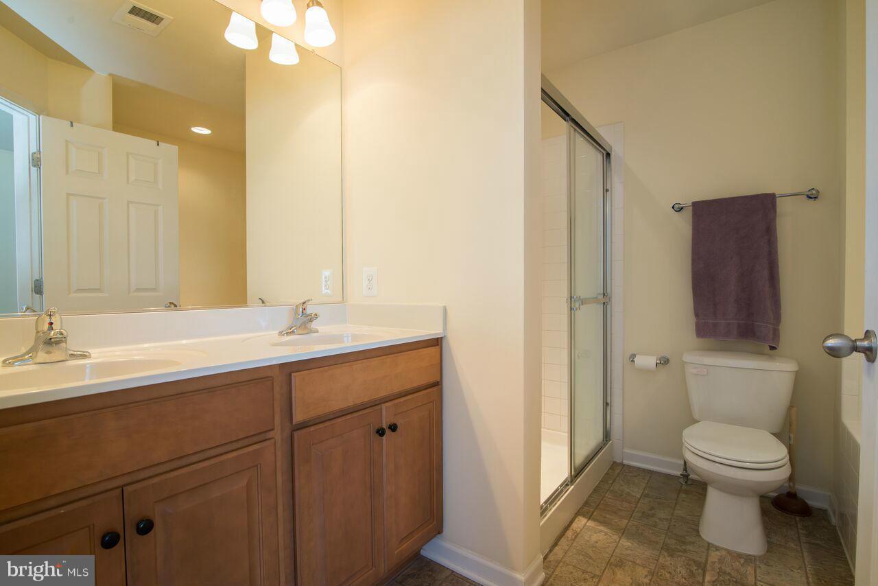 LAKELAND PLACE - Residential Lease