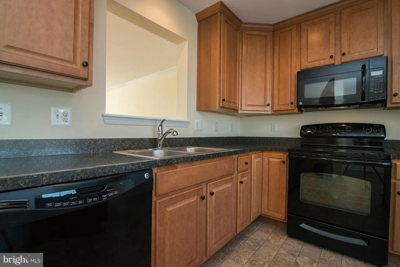 LAKELAND PLACE - Residential Lease