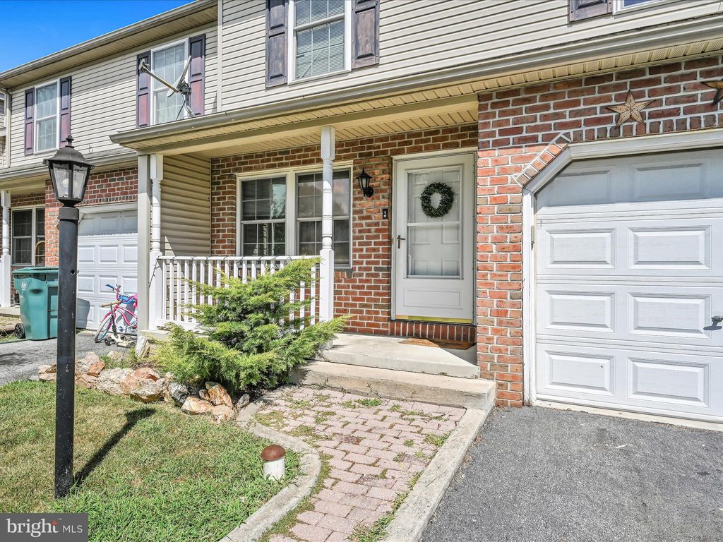 Photo of 105 LARKSPUR DR, QUARRYVILLE, PA 17566 (MLS # PALA2039850)