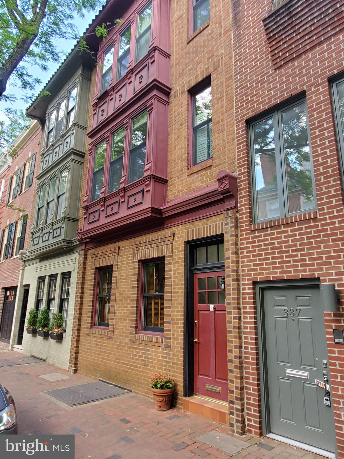 Large, sunny one bedroom one bath in the middle of Society Hill. Walk to everything. Hardwood floors throughout, eat in kitchen, in unit washer dryer, central air/heat, lots of light, and closet space. Sorry, no pets Available October 1.